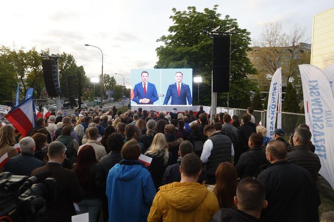 Tłumy pod siedzibą TVP. Debatę Trzaskowski–Nawrocki oglądają na telebimie