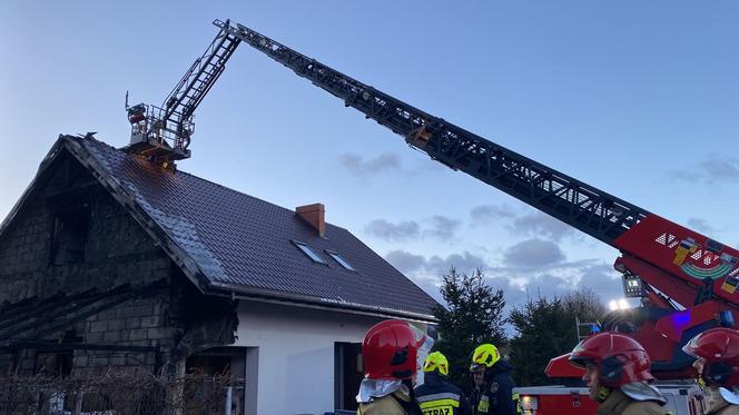 Pożar garażu i budynku w Cierpicach pod Toruniem. 10 zastępów straży w akcji