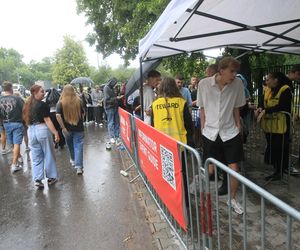 Koncert Quebonafide w Warszawie - fani pod PGE Narodowym