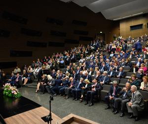 Otwarcie było elementem obchodów 105. rocznicy inauguracji pierwszego roku akademickiego Wszechnicy Piastowskiej, późniejszego Uniwersytetu Poznańskiego.