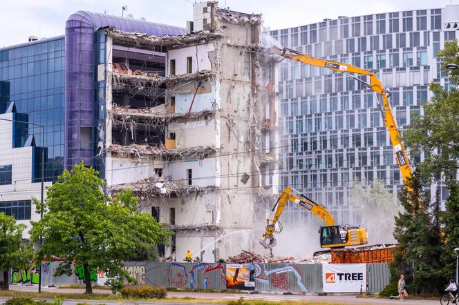 Trwa rozbiórka Curtis Plaza - zdjęcia. To objaw szerszego zjawiska. Warto wiedzieć, jakiego