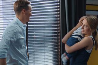 M jak miłość odc. 1693. Olek (Maurycy Popiel), niania Paulina (Elżbieta Trzaskoś), Borysek  (Tymon Szkopek)