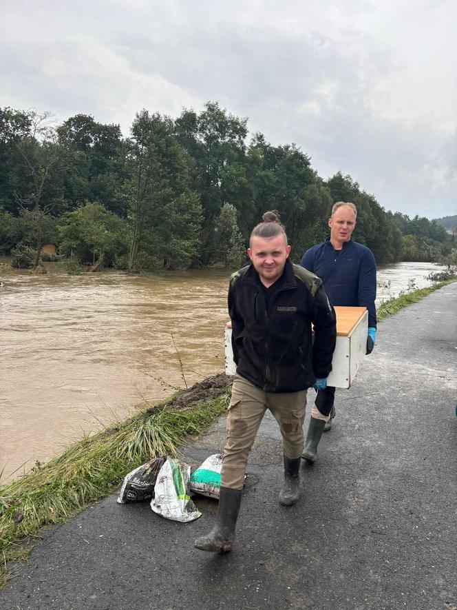 Byli pierwsi na miejscu. Ostrzeszowscy eksploratorzy z pomocą dla powodzian [ZDJĘCIA]