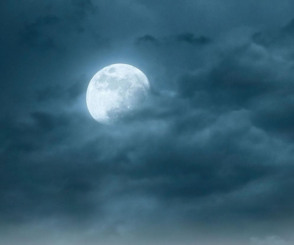 Pełnia Księżyca na niebie