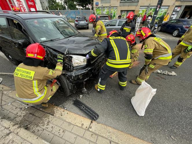 Pijany staranował barierki przy przystanku tramwajowym. O krok od tragedii w Warszawie