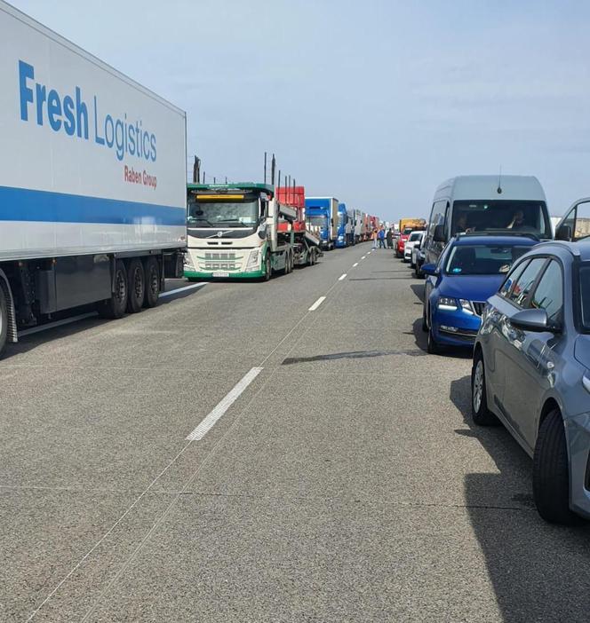 Tragedia na autostradzie A1. Motocyklista zginął w zderzeniu z autobusem