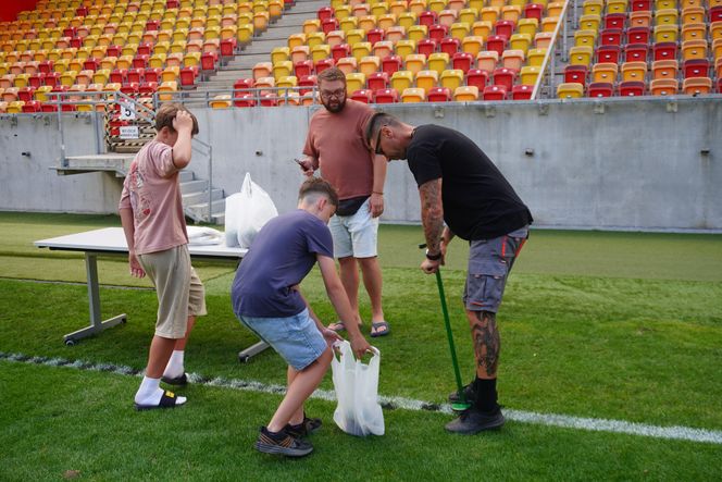 Pożegnianie Murawy na Chorten Arenie. Jagiellonia Białystok rozdaje boisko swoim kibicom
