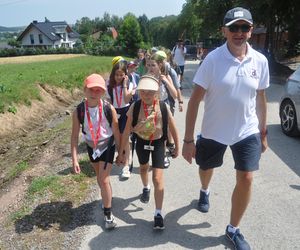 Turyści w Nowej Słupi i na Świętym Krzyżu