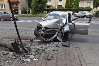 Opel uderzył w latarnię. Kierowcę wyciągali strażacy