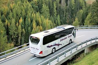 Kobieta nie chciała założyć maseczki, skopała autobus. Teraz ma kłopoty