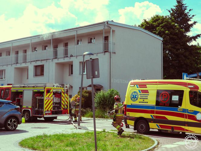 Pożar i wybuchy w mieszkaniu bloku w Tychach