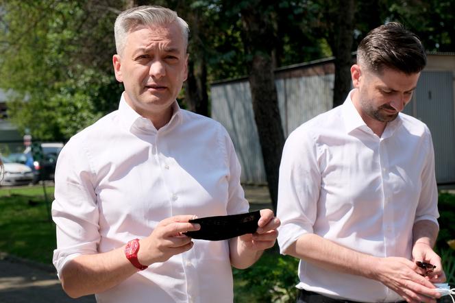 Wybory 2020 Robert Biedroń ze swoim partnerem Krzysztofem Śmiszkiem oddali głosy