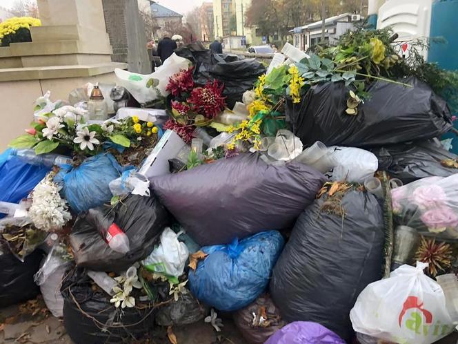 Góra śmieci na cmentarzu w Brzesku