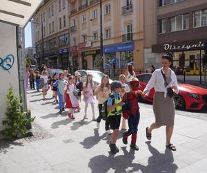  Dni Bajki 2024. W centrum Olsztyna zrobiło się bajkowo. Dzieci przejęły władzę nad miastem [ZDJĘCIA]