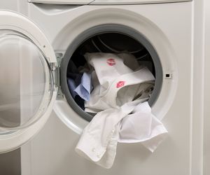 Mieszam z proszkiem i piorę koszule w pralce, a są jak nowe. Po wyjęciu z bębna są śnieżnobiałe i bez plam z potu. Wybielanie koszuli