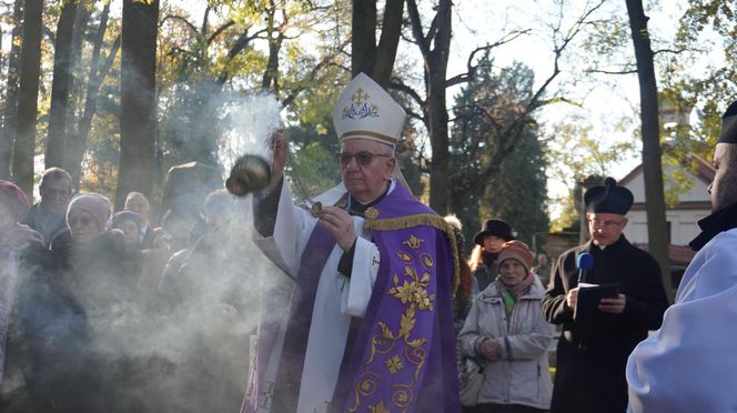 1 listopada na cmentarzu przy ul. Lipowej w Lublinie. Mieszkańcy odwiedzają groby swoich bliskich