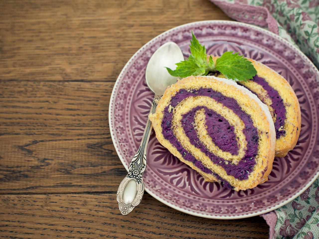 Przepyszna biszkoptowa rolada z jagodami - najlepsza jaką jadłam!