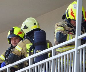 Pożar i wybuchy w mieszkaniu bloku w Tychach