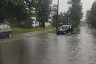 Burza w Białymstoku [30.08-31.08] Ulice jak rzeki. Auta gubiły tablice rejestracyjne [ZDJĘCIA, WIDEO]