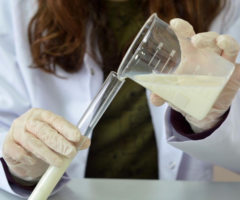 Prosty nawyk, ogromne korzyści. Już szklanka dziennie zmniejsza ryzyko raka jelita grubego