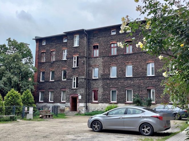 Horror na imprezie. Krystian został znienacka skatowany. Bandzior skakał mu po głowie