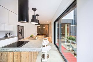 Nowoczesny dom dla rodziny. W roli głównej surowe materiały: beton i drewno