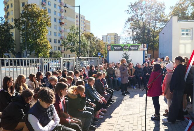 Nowy mural Czesława Niemena na murach Szkoły Podstawowej nr 168 na Saskiej Kępie.