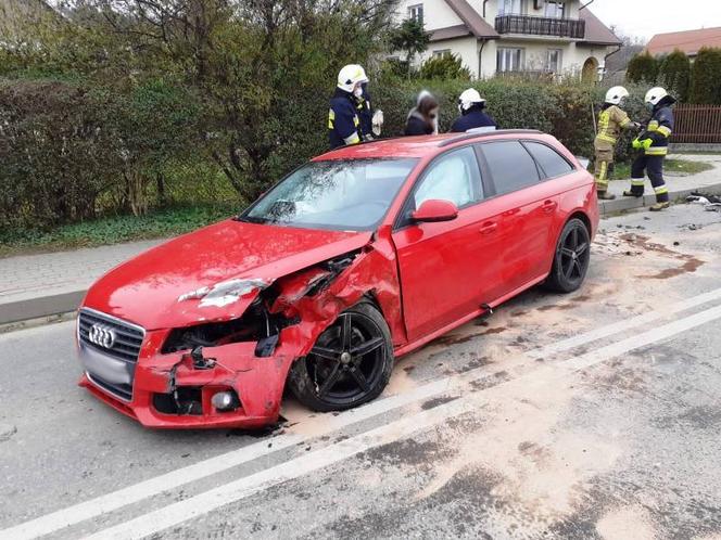 Jedna osoba w szpitalu po WYPADKU w Kąclowej! Peugeot TOTALNIE rozbity!