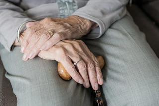 93-letnia kobieta straciła wszystkie oszczędności! Bezczelny oszust grasuje w Wolsztynie
