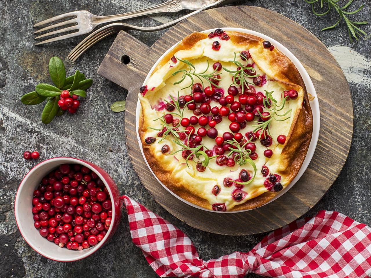 Przepis na sernik z jabłkami i żurawiną