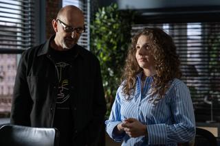 Na Wspólnej odc. 3854: Ada (Nikola Czarniecka), naczelny Artur (Janusz Chabior)