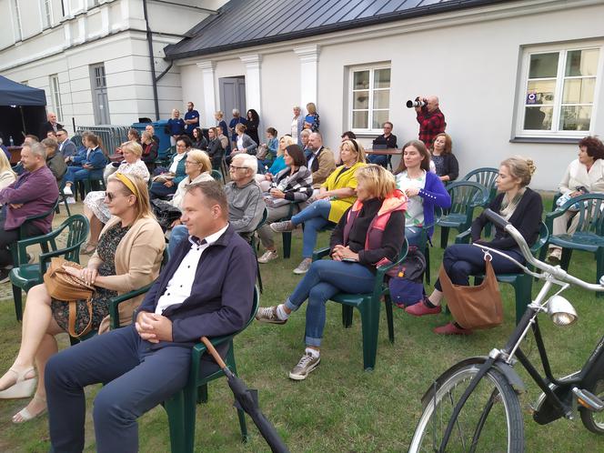 Spotkanie autorskie Artura Ziontka i koncert siedleckich artystów przy fontannie 18.08.2021