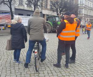 Rolnicy z traktorami na rynku w Lesznie. Tłumaczą mieszkańcom powody swoich protestów