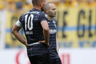 Lukas Podolski żegna Andresa Iniestę