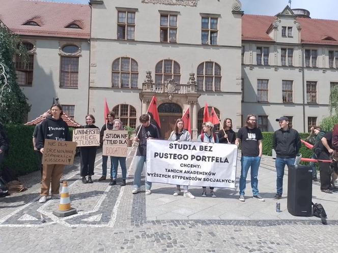 Protest studentów przed rektoratem UAM