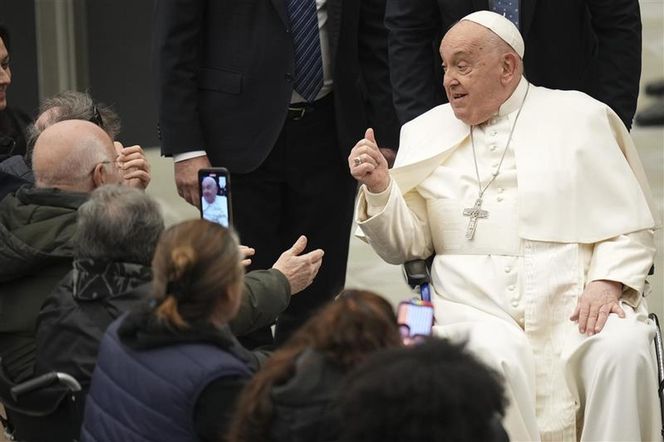 Zapalenie płuc i złamania u seniora to zawsze stan zagrożenia życia. Ekspertka o zdrowiu papieża Franciszka