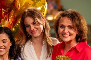 M jak miłość, odcinek 1886: Franka (Dominika Kachlik), Kinga (Katarzyna Cichopek), Marysia (Małgorzata Pieńkowska)