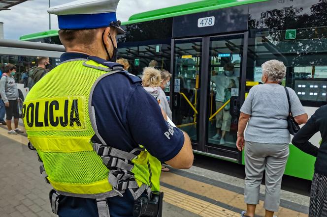 Policjanci sprawdzają czy pasażerowie noszą maseczki w środkach komunikacji zbiorowej 
