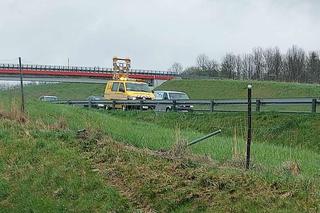 Groźny wypadek pod Tarnowem. Osobówka wypadła z drogi i wylądowała w rowie