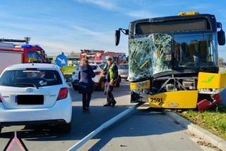 Karambol z udziałem autobusu miejskiego na skrzyżowaniu Popiełuszki i Maratońskiej w Łodzi. Są ranni 