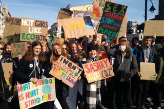 Najpierw natura, później matura!  Setki młodych ludzi protestuje na ul. Piotrkowskiej [WIDEO]