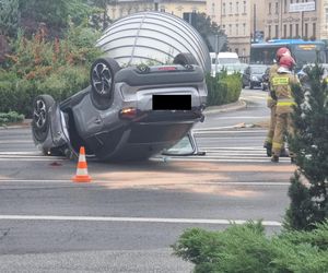 Dachowanie na rondzie Jagiellonów w Bydgoszczy! Kierowca z mandatem [ZDJĘCIA]