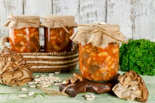 Grzyby w pomidorach na zimę: podajemy dobry przepis