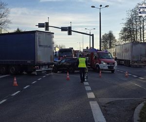 Dramatyczne sceny na DK1 w Pszczynie! 26-letni kierowca w szpitalu po zderzeniu z tirem