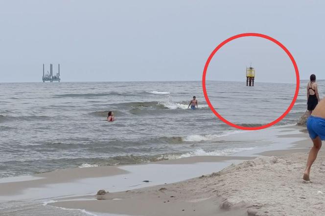 Plaża w Lubiatowie i widoczne z brzegu konstrukcje