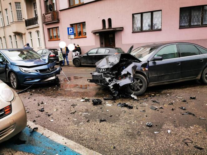 Wypadek na ul. Świętej Trójcy w Bydgoszczy. Trzy osoby są ranne [ZDJĘCIA]