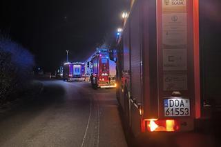 Samochód wbił się w budynek. 30-latek zginął na miejscu, pasażer walczy o życie