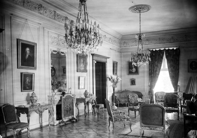 Wnętrza pałacu w Balicach przed 1945