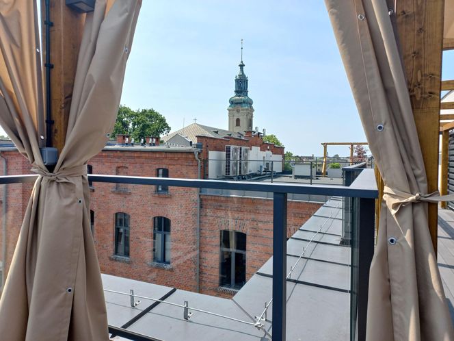 Ale miejsce! Letnia czytelnia na dachu biblioteki w Lesznie prawie gotowa