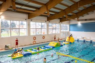 Skoki z wieży i tor przeszkód na basenie przy ulicy Matuszczaka